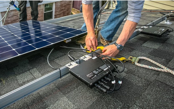 600W 2000W Micro-onduleur solaire de classe I Pour les centrales électriques de balcon avec noir et blanc